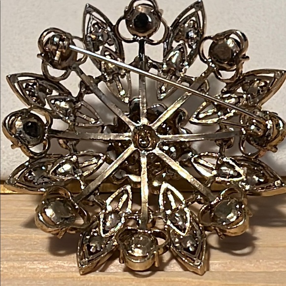 Liz Claiborne Gold and Brown Floral Brooch - Picture 3 of 3